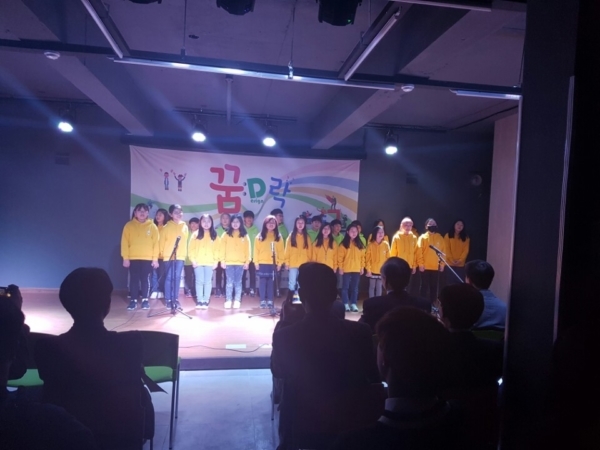 양수초등학교 학생 24명이 양평 홍보송 ‘우리 양평엔’을 부르고 있다(사진=김현옥)