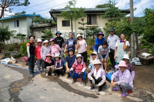 정원가꾸기에 나선 송현1리 마을주민들