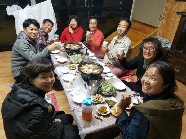 연수리 '황금닭집'에서 저녁 모임을 가진 양평시사모 회원들