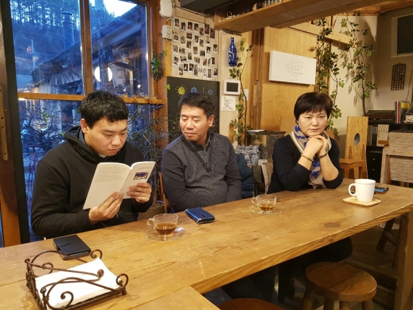 몽실식당 구민진&김동운 님의 아들 김대우 님이 '호랑이 발자국'을 낭송하고 있다