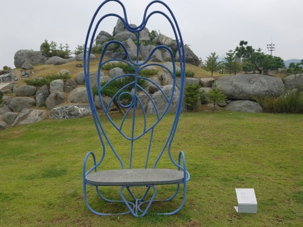 김정현 '행복한 의자'  "쉬는 동안 시원한 바람과 시선을 사로잡을 잎사귀 많은 나무 한 그루가 있으면 더불어 행복할 것 같다."