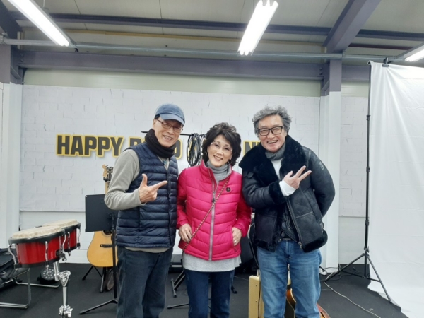 해피밴드 스탭 오정소(좌) 준(가운데)과 함께 한 김홍탁 소장(우)