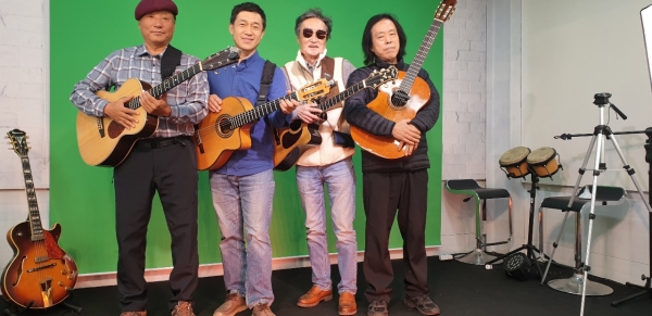 무료공연을 여는 김승호, 하타슈지, 김홍탁, 김광석 기타리스트(왼쪽부터)