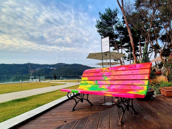 남한강변 구름과 형형색색 의자